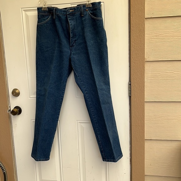 Men’s Wrangler Jeans. Gently worn, size 40 x 32. Machine washable. 100% cotton. - Picture 5 of 6